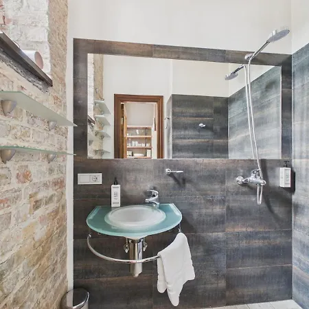 Spacious 1-bedroom Centre *