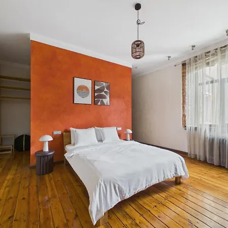 Spacious 1-bedroom Centre